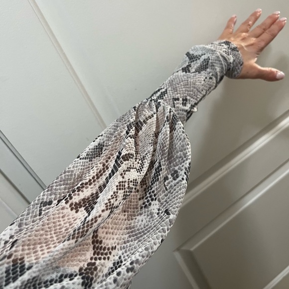 Express crop top on or off shoulder size XS - Picture 2 of 16